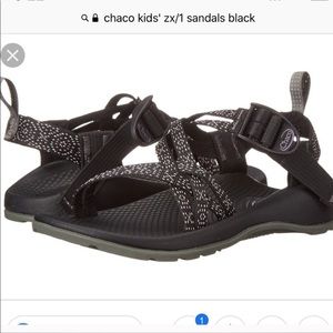 Kids chacos black size 5, fits women’s size 7/7.5